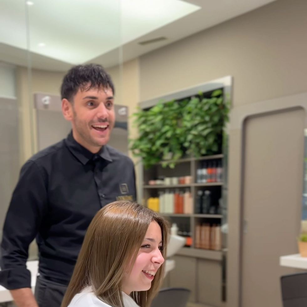 Mattia con una cliente dentro il salone Looklounge